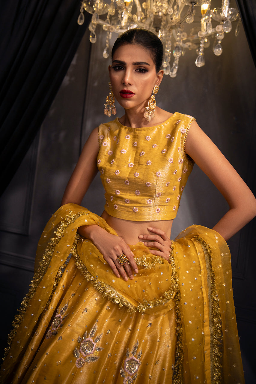 Zarmina luxury bridal outfit showcasing embellished blouse and ornate dupatta and embellish lehnga skirt.
